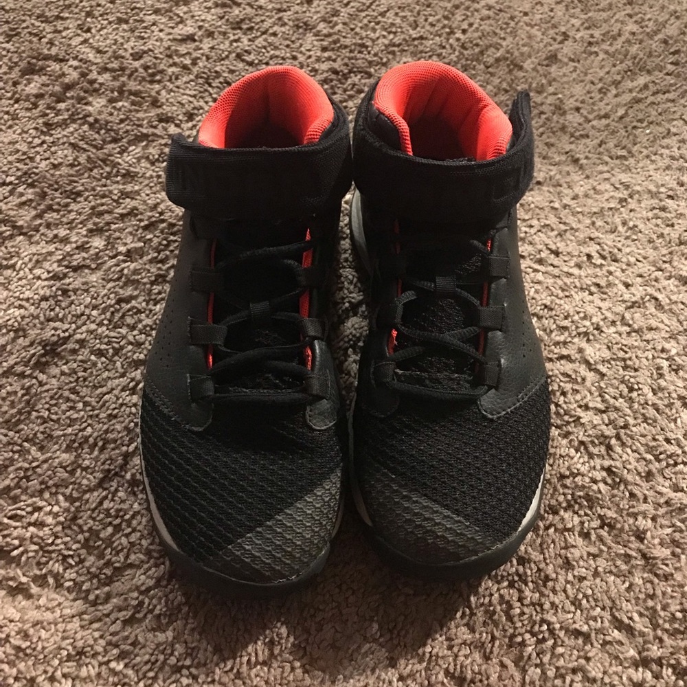 Boys Black Under Armour Basketball Shoes - sz 2.5